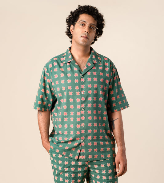 Kenji Shirt Star - Harkoi Studio - Upgrade your wardrobe with the Kenji Shirt in star print. Keywords: sustainable mens shirt, eco-friendly fashion, Kenji Shirt, star-patterned shirt, ethical clothing.